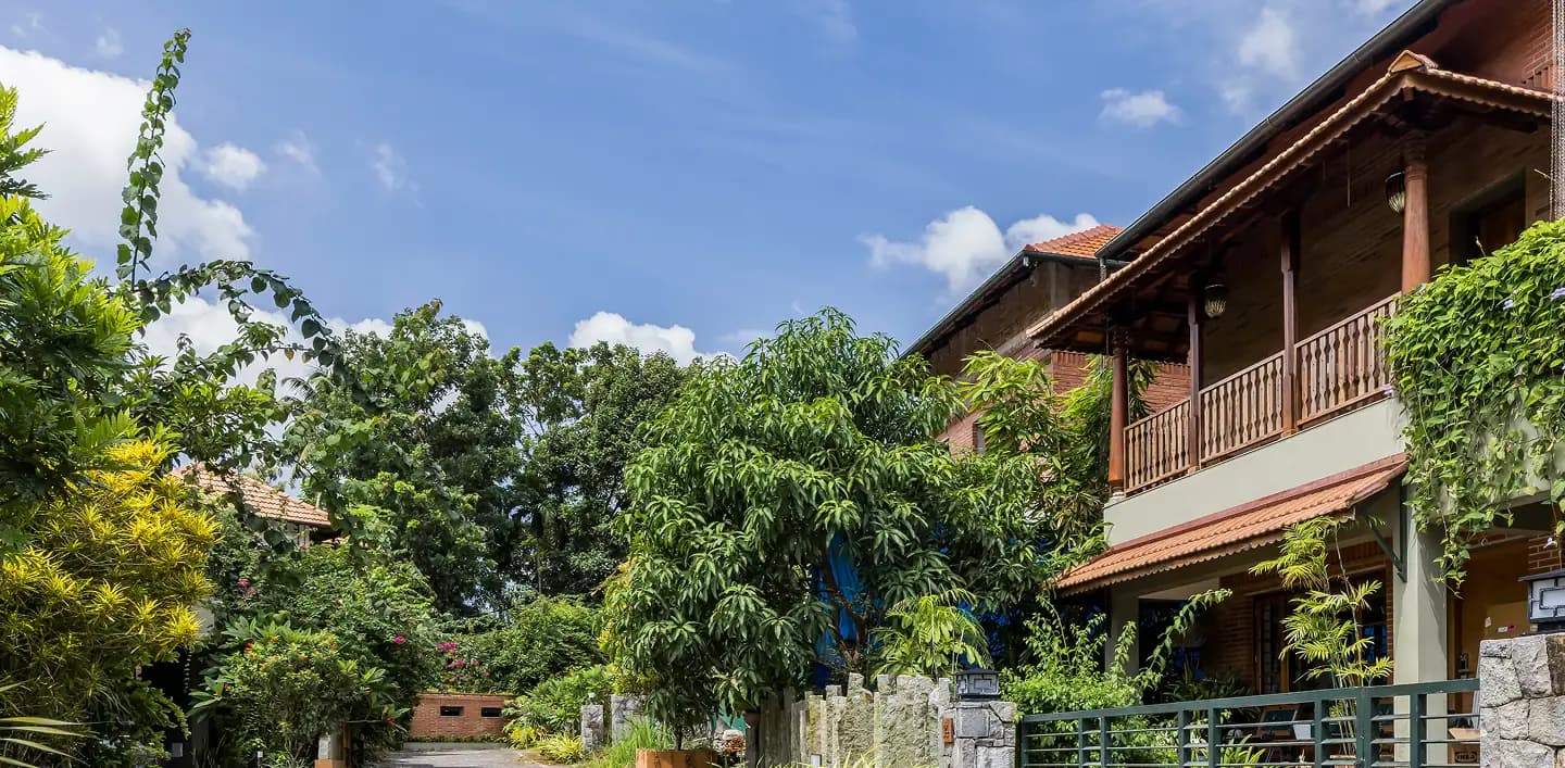 Lush green home by Prakriti